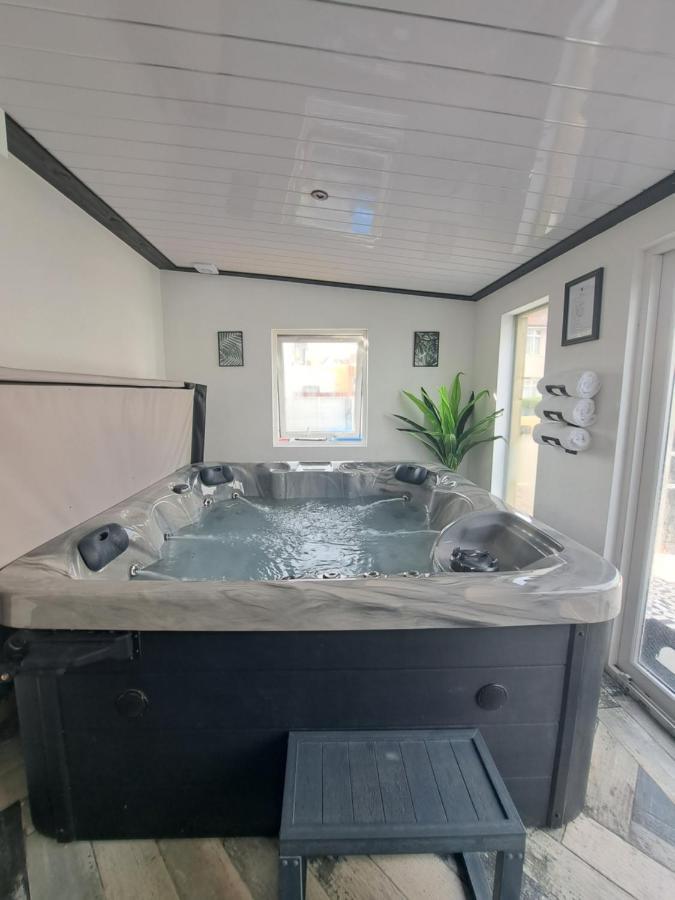 Family Holiday With Hot Tub , Family Groups Only Blackpool Exterior foto